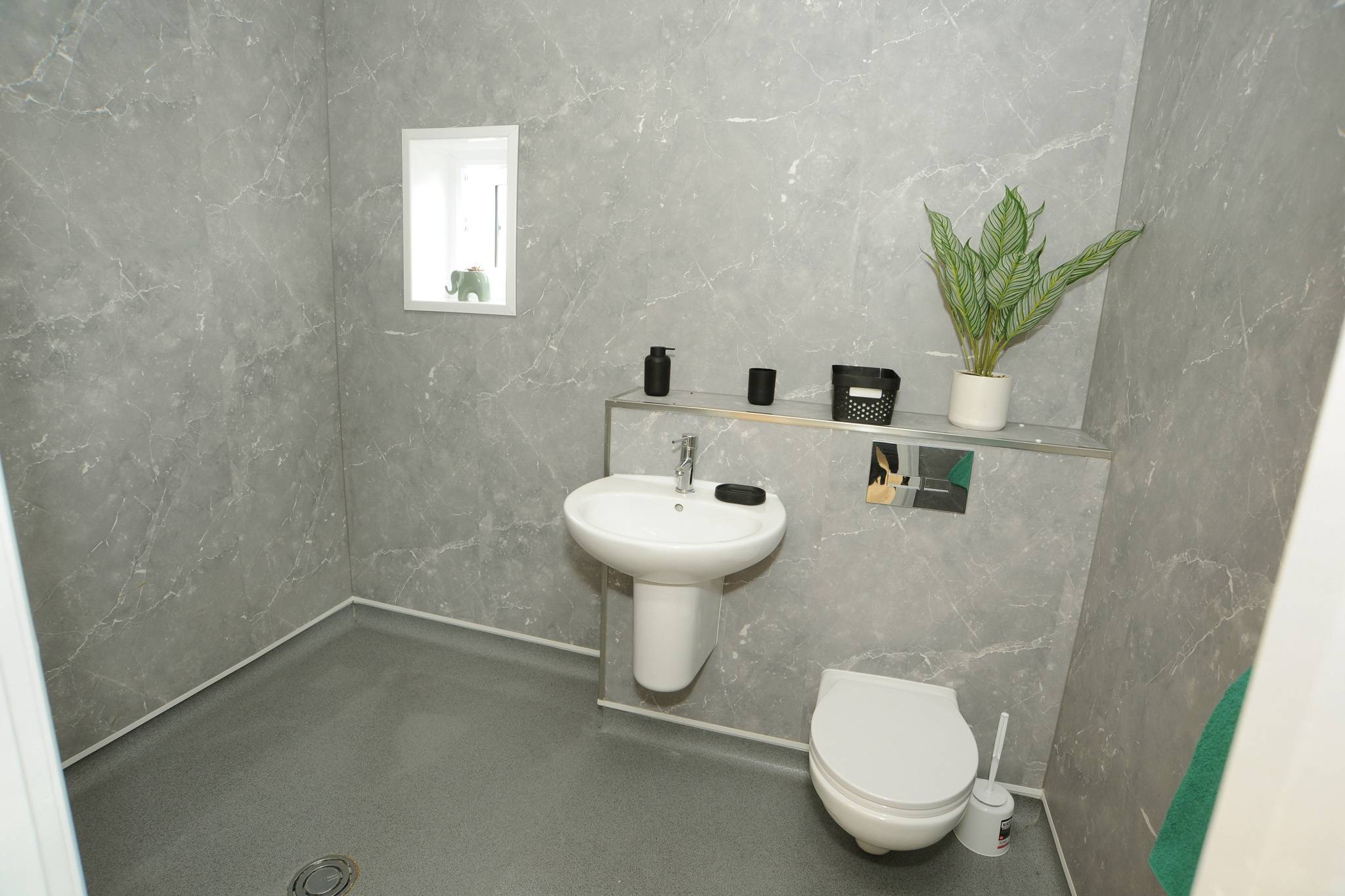 Rosekeys bathroom