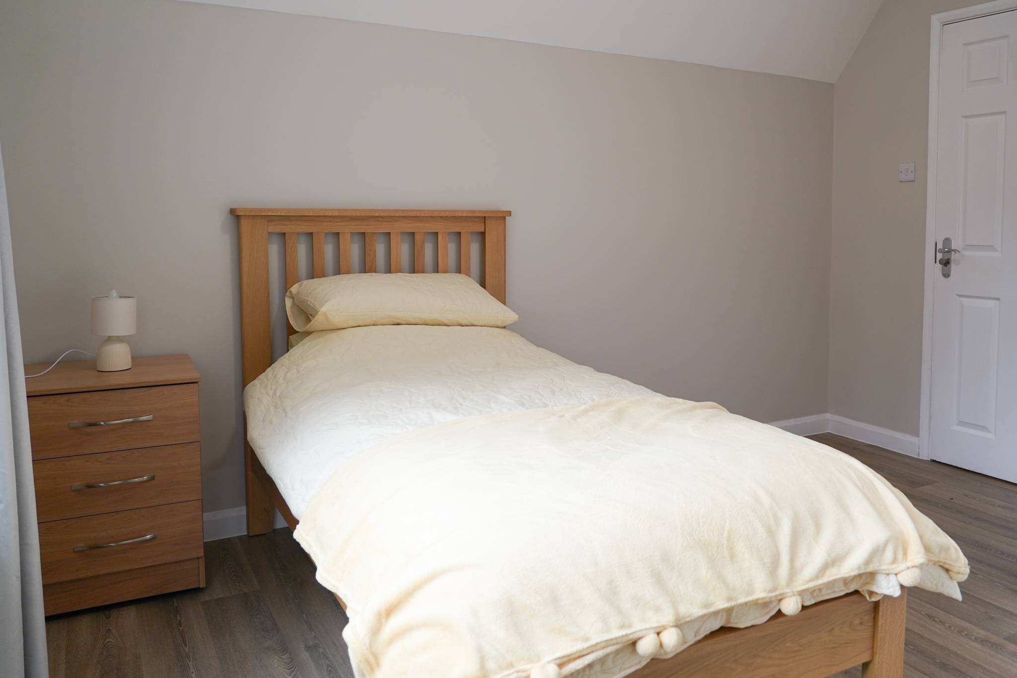 Coach House Burton bedroom
